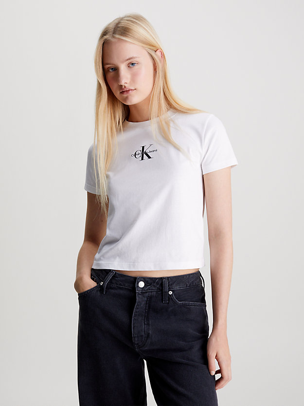 bright white cropped monogramm-t-shirt für damen - calvin klein jeans