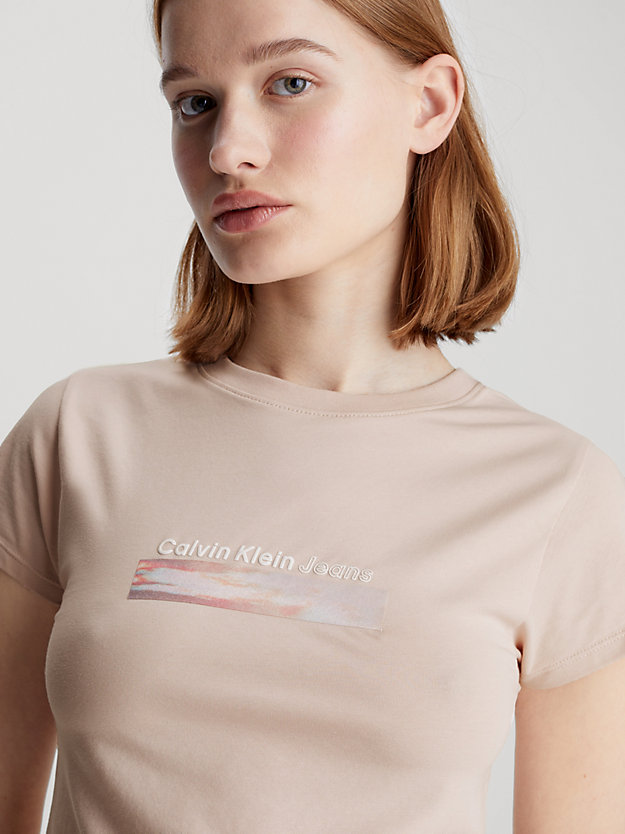 sepia rose schmales, cropped logo-t-shirt für damen - calvin klein jeans