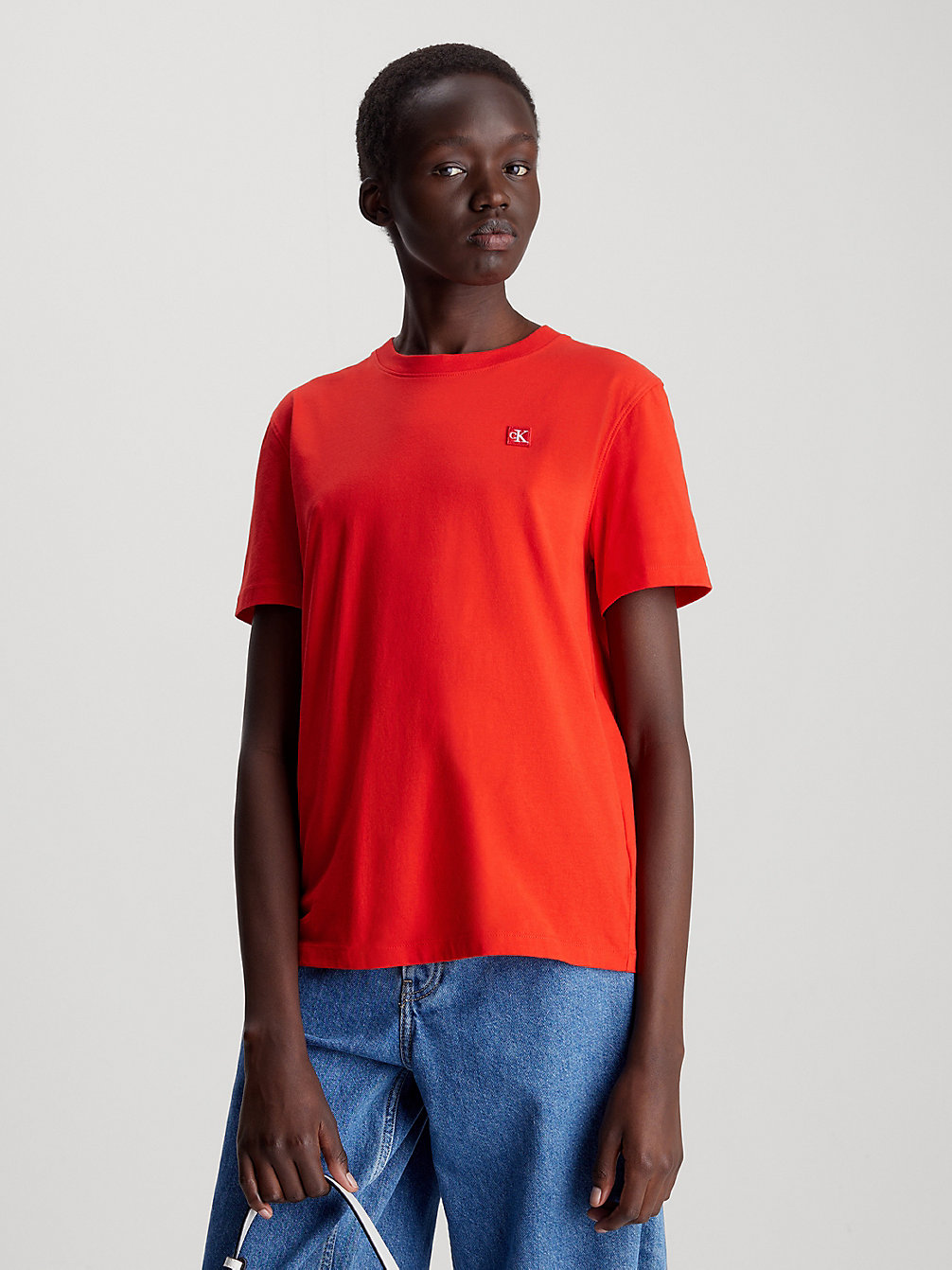 T-Shirt En Coton Avec Insigne > FIERY RED > undefined Femmes > Calvin Klein