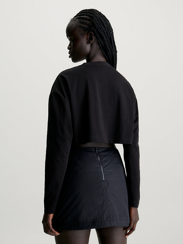 black t-shirt z logo z długim rękawem o skróconym fasonie dla kobiety - calvin klein jeans