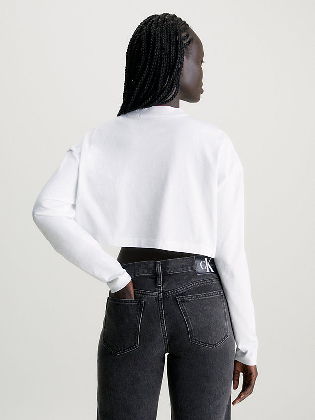 white t-shirt z logo z długim rękawem o skróconym fasonie dla kobiety - calvin klein jeans