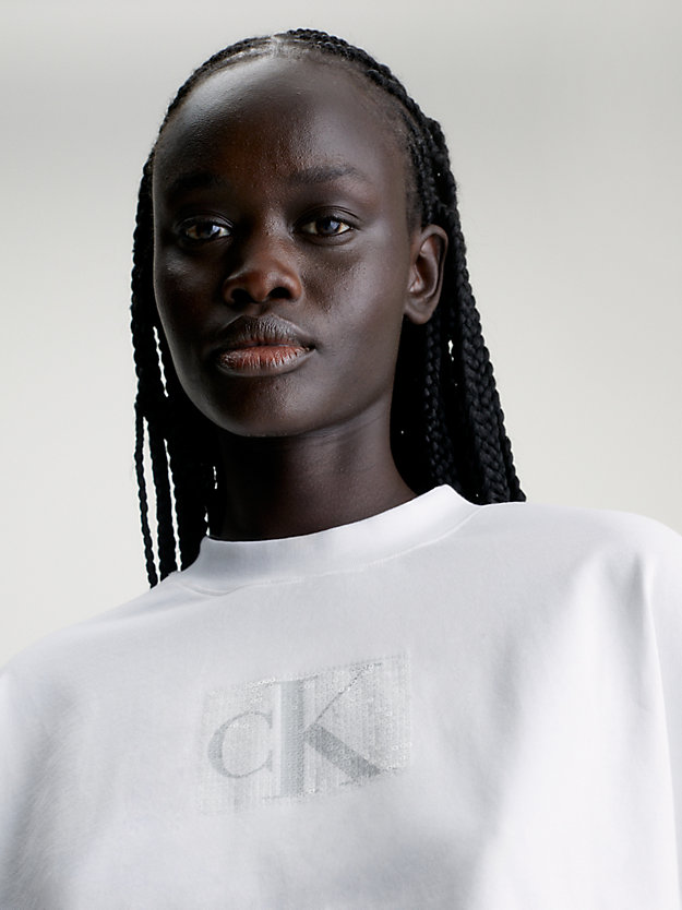 bright white t-shirt z logo z długim rękawem o skróconym fasonie dla kobiety - calvin klein jeans