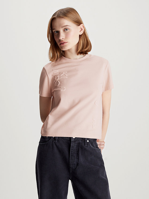 t-shirt court avec multiples logos pink pour femmes calvin klein jeans
