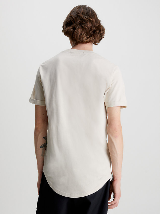 t-shirt con stemma in cotone biologico beige da uomo calvin klein jeans