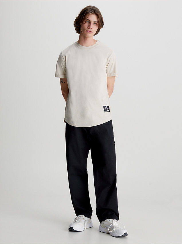 camiseta de algodón orgánico con insignia beige de hombre calvin klein jeans
