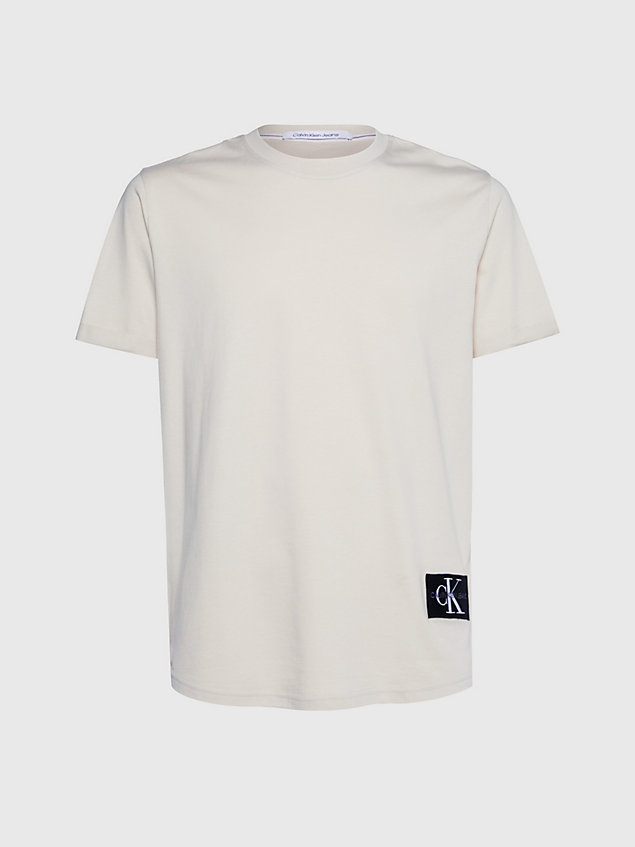 beige t-shirt z naszywką z bawełny organicznej dla mężczyźni - calvin klein jeans