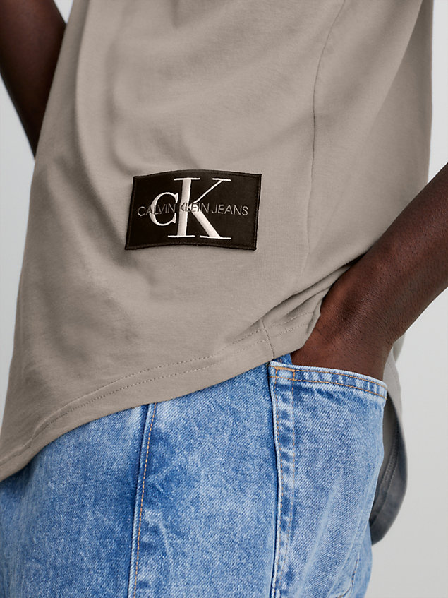 grey t-shirt z naszywką z bawełny organicznej dla mężczyźni - calvin klein jeans