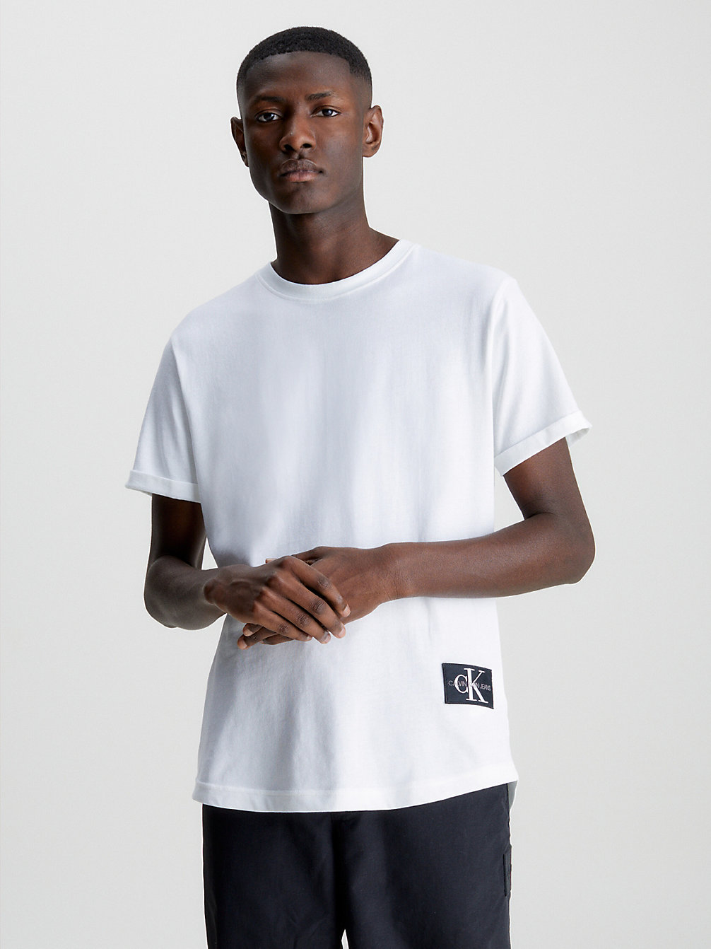 T-Shirt En Coton Bio Avec Insigne > BRIGHT WHITE > undefined hommes > Calvin Klein