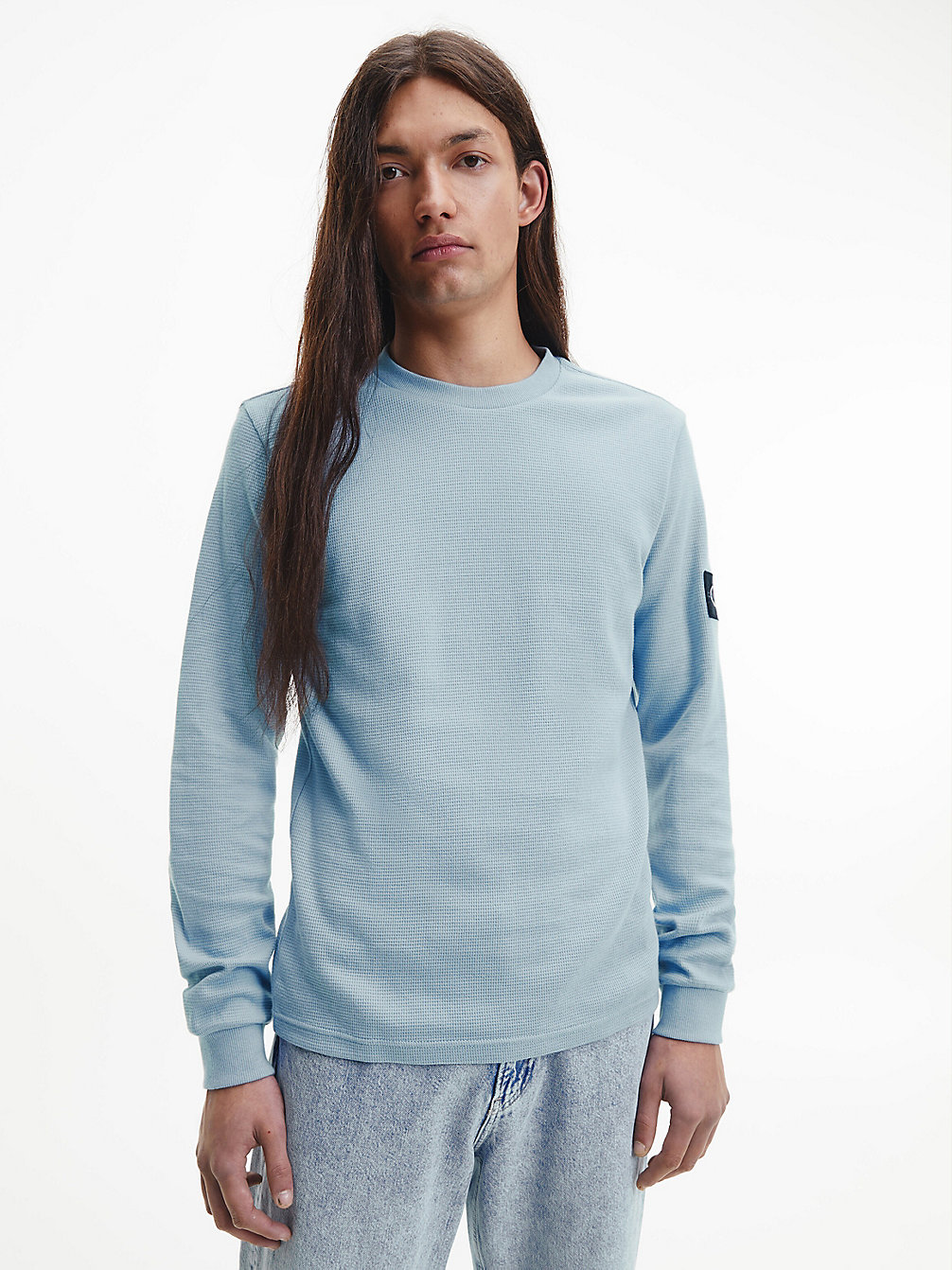 T-Shirt Slim À Manches Longues Avec Insigne > ICELAND BLUE > undefined hommes > Calvin Klein
