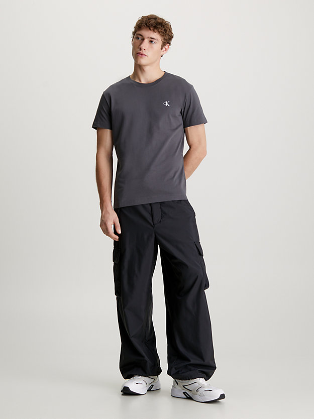 t-shirt con monogramma in confezione da 2 dusty olive/dark grey da uomo calvin klein jeans