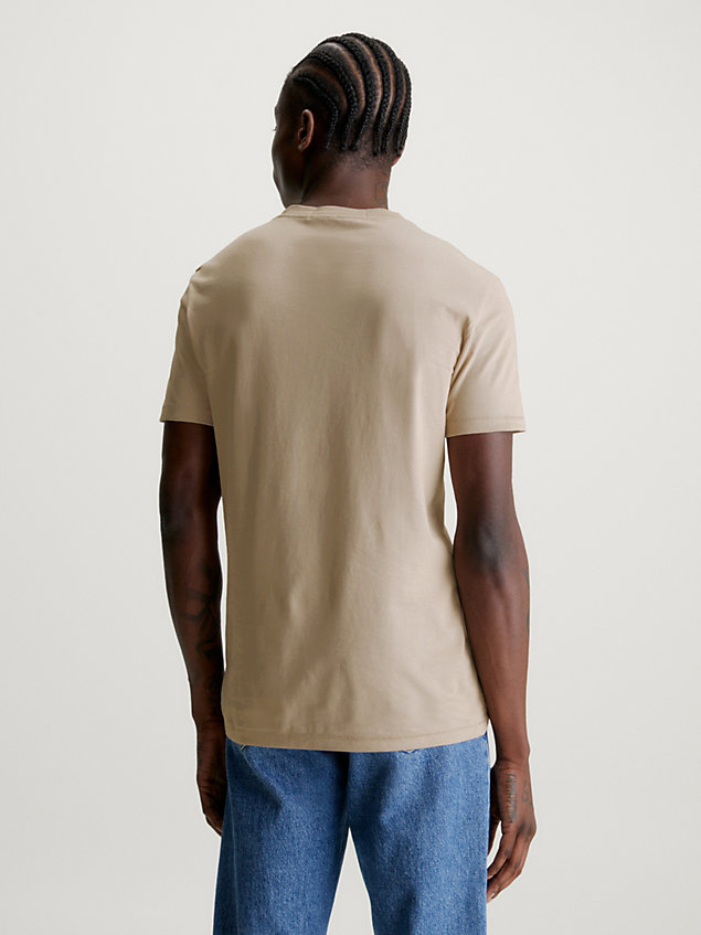 t-shirt slim en coton bio avec logo beige pour hommes calvin klein jeans