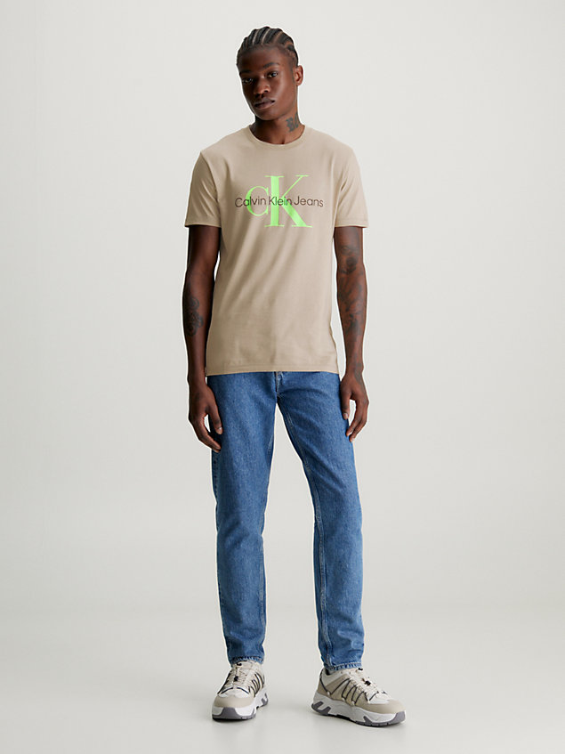 t-shirt slim en coton bio avec logo beige pour hommes calvin klein jeans