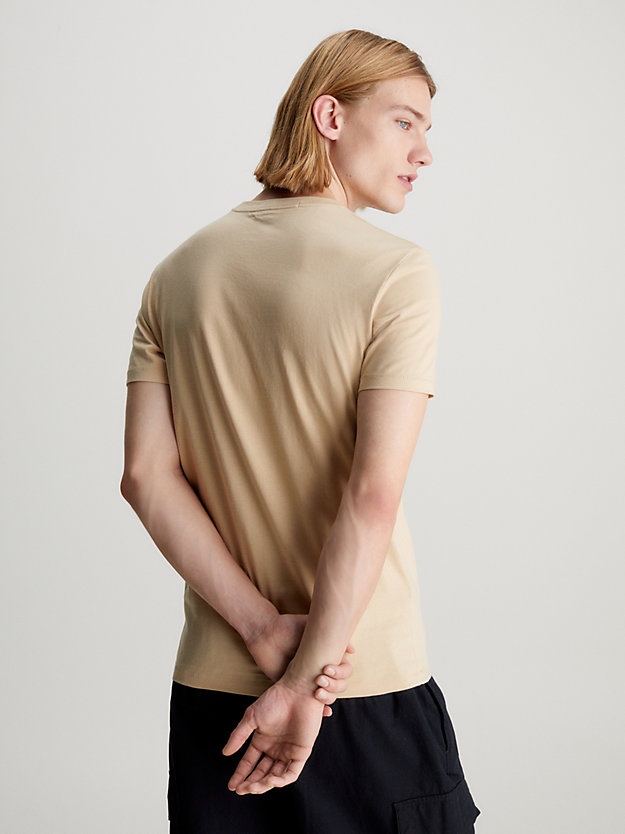 camiseta slim de algodón orgánico con logo warm sand de hombre calvin klein jeans