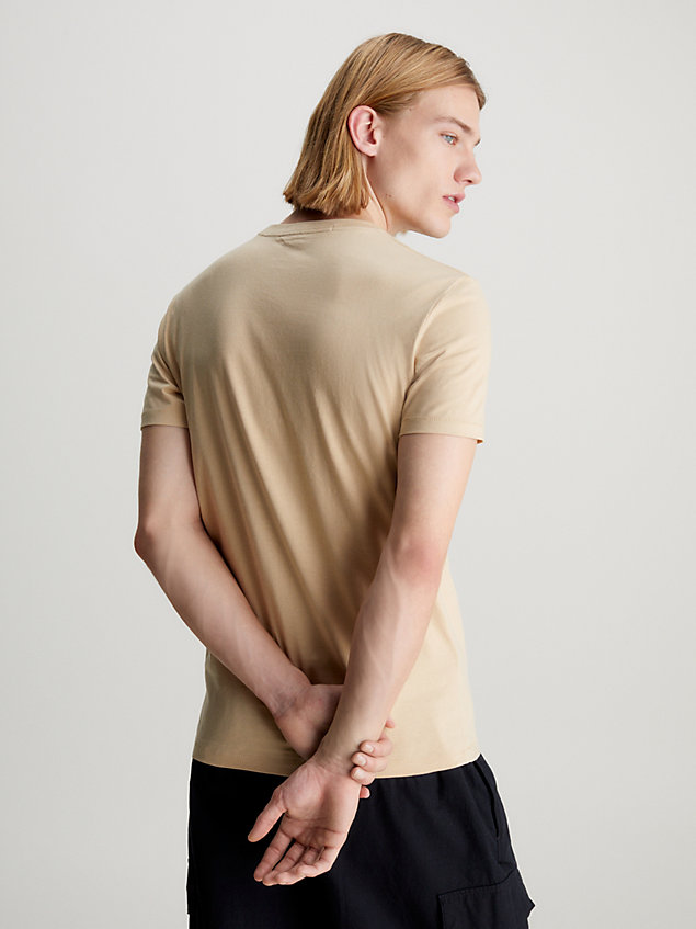 t-shirt slim in cotone biologico con logo beige da uomo calvin klein jeans