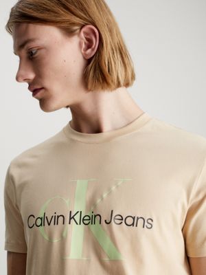 warm sand schmales logo-t-shirt aus bio-baumwolle für herren - calvin klein jeans