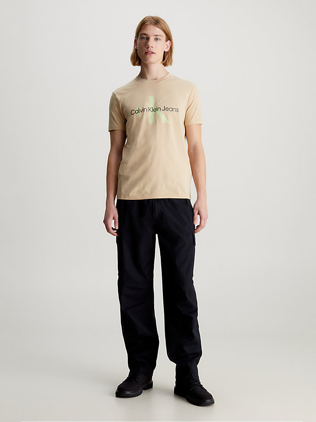 t-shirt slim in cotone biologico con logo warm sand da uomo calvin klein jeans