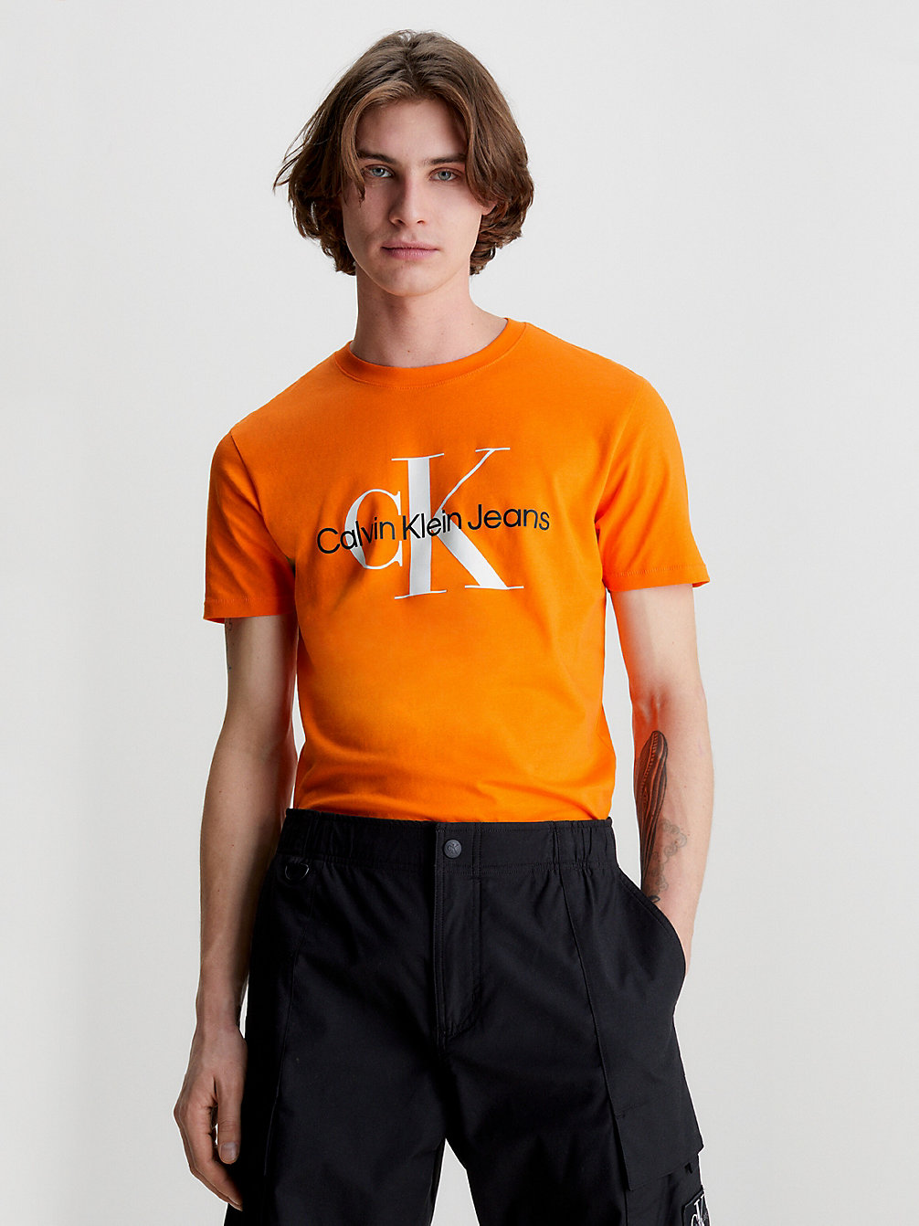 T-Shirt Slim In Cotone Biologico Con Logo > VIBRANT ORANGE > undefined uomo > Calvin Klein