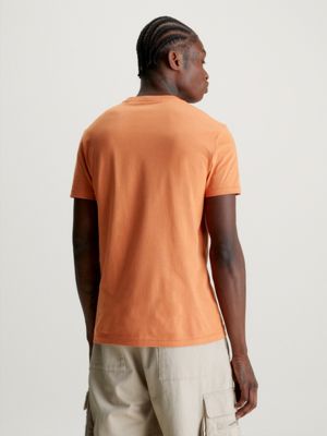burnt clay/bright white schmales logo-t-shirt aus bio-baumwolle für herren - calvin klein jeans