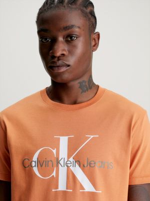 burnt clay/bright white schmales logo-t-shirt aus bio-baumwolle für herren - calvin klein jeans