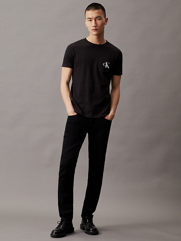 black schmales t-shirt mit monogramm auf der tasche für herren - calvin klein jeans