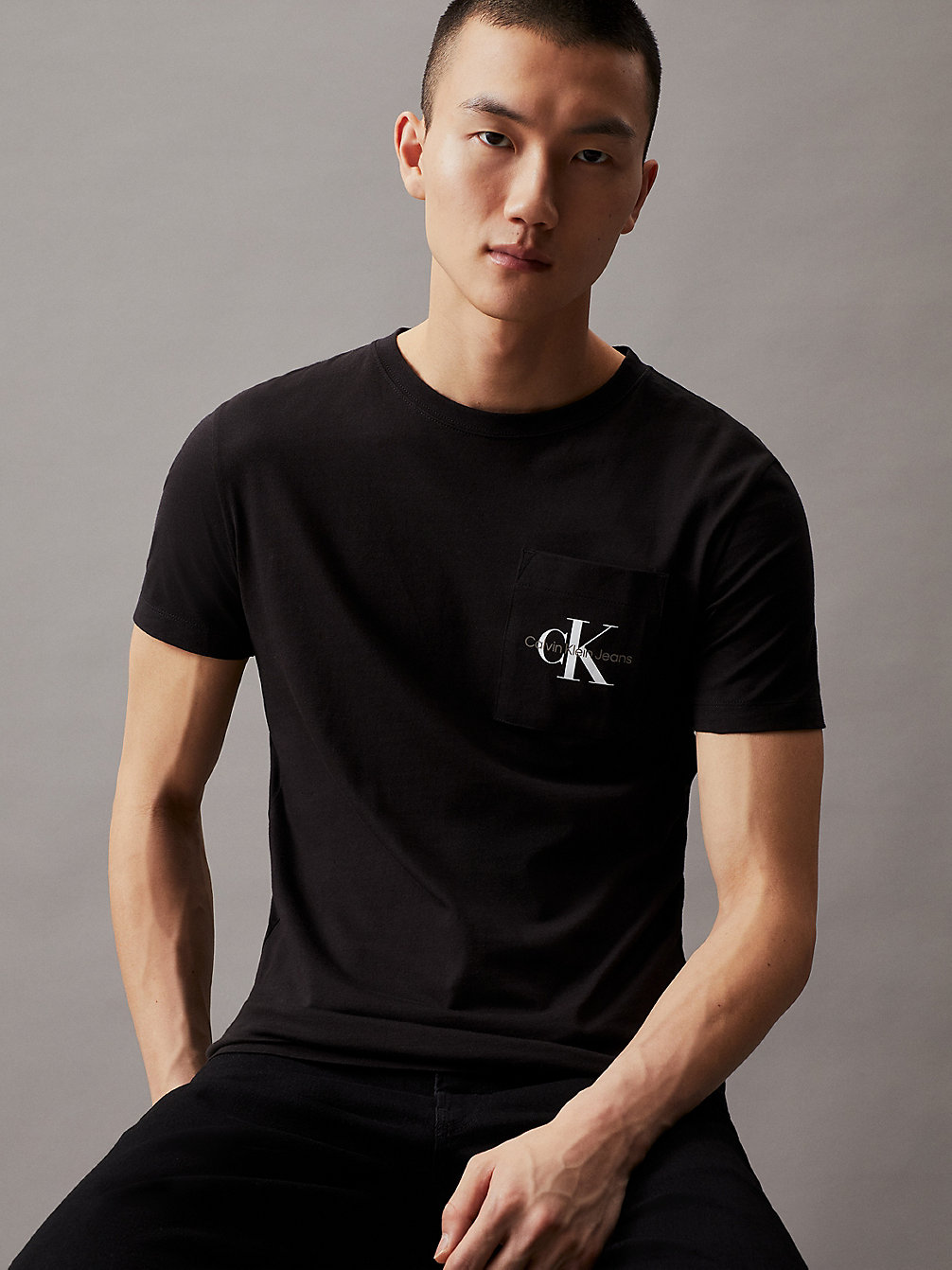 T-Shirt Slim À Poche Avec Monogramme > CK BLACK > undefined hommes > Calvin Klein