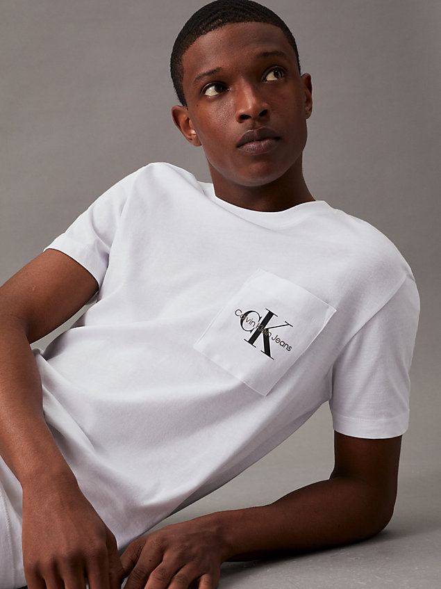 white schmales t-shirt mit monogramm auf der tasche für herren - calvin klein jeans