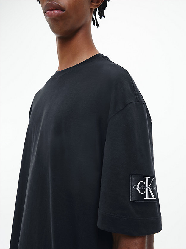 CK BLACK Camiseta holgada con insignia de monograma de hombre CALVIN KLEIN JEANS