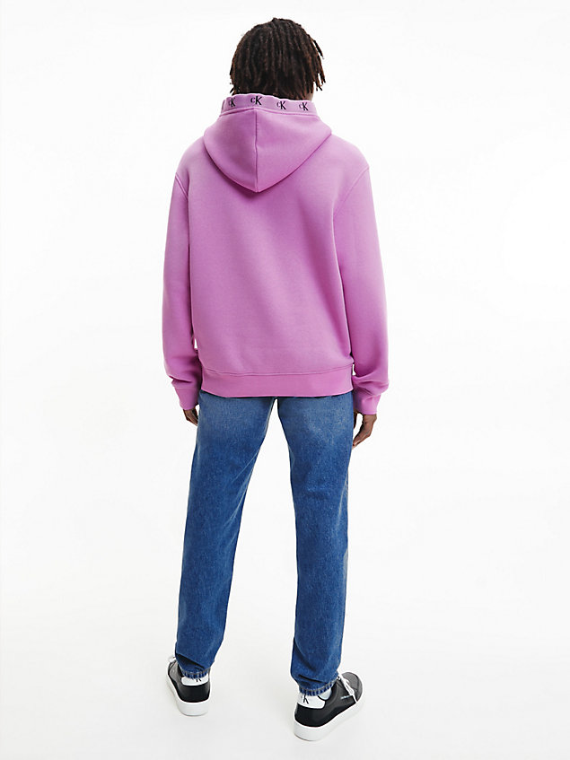 purple relaxed hoodie met logo tape voor heren - calvin klein jeans