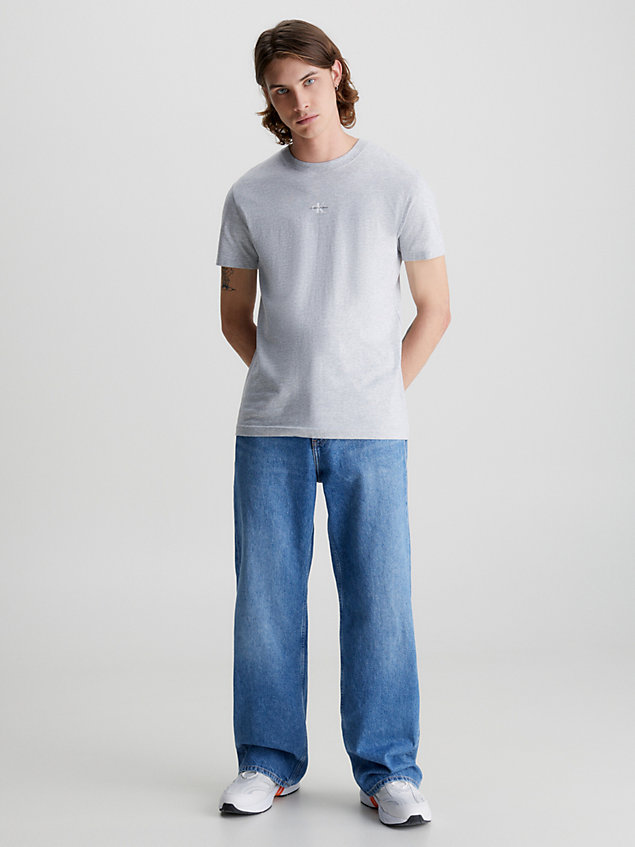 t-shirt en coton bio avec monogramme grey pour hommes calvin klein jeans