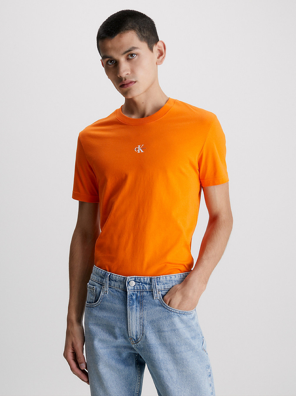 T-Shirt En Coton Bio Avec Monogramme > VIBRANT ORANGE > undefined hommes > Calvin Klein