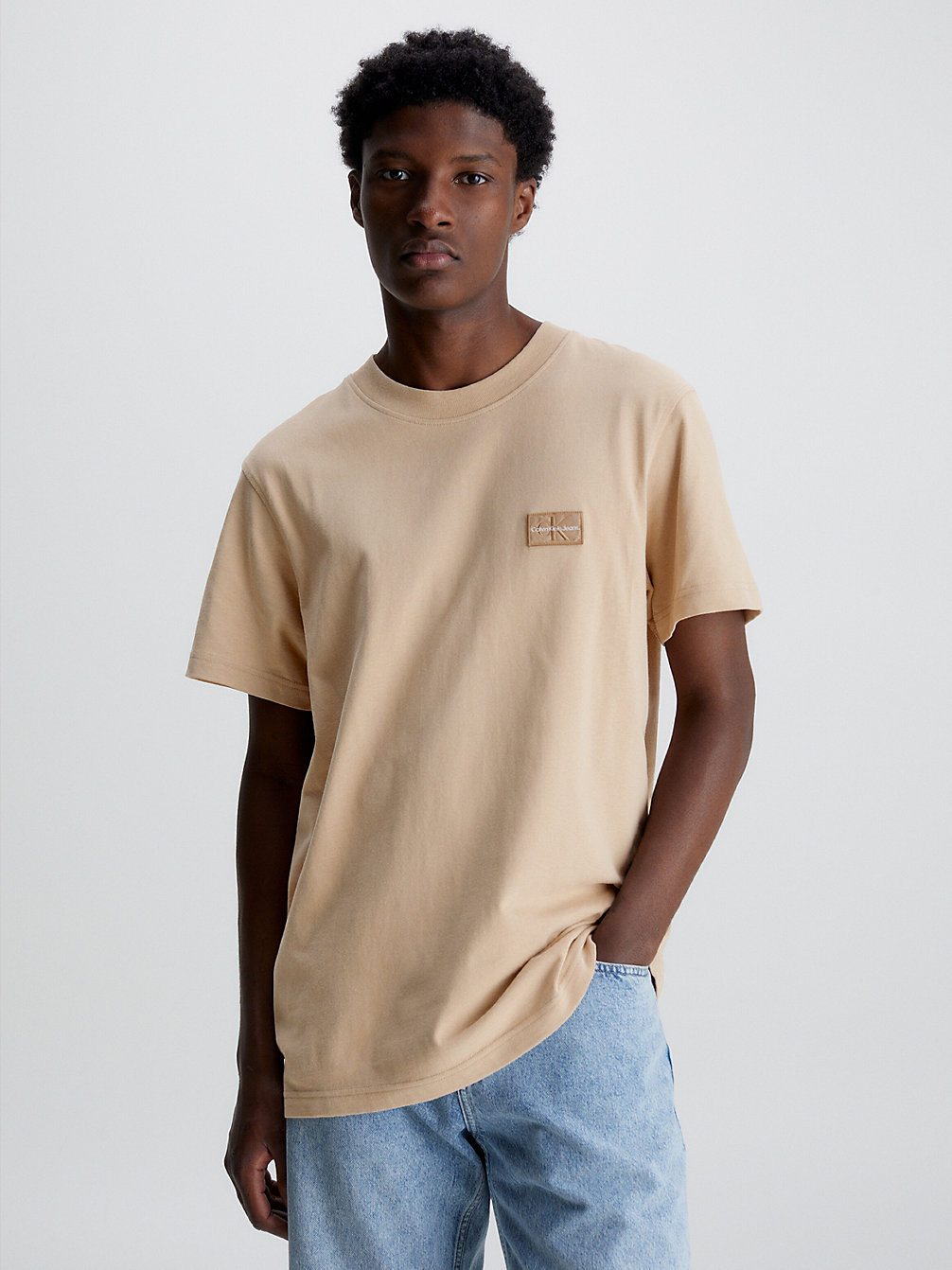 T-Shirt En Coton Recyclé Avec Insigne > TRAVERTINE > undefined hommes > Calvin Klein