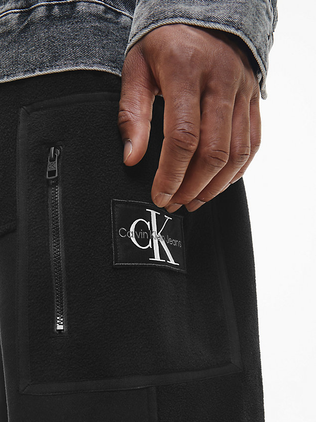 pantalón de chándal de felpa de polar reciclado black de hombre calvin klein jeans