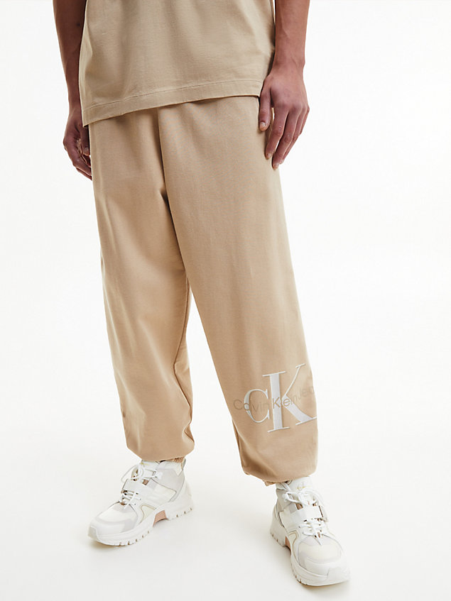 pantalón de chándal oversized con monograma beige de hombre calvin klein jeans