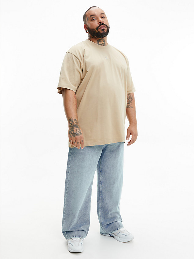 camiseta holgada con logo en la parte trasera beige de hombre calvin klein jeans