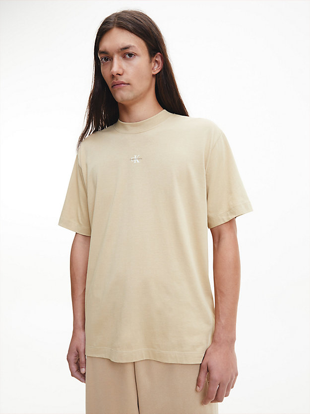 camiseta holgada con logo en la parte trasera travertine de hombres calvin klein jeans