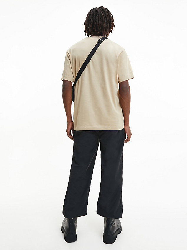 beige relaxed t-shirt van biologisch katoen voor heren - calvin klein jeans