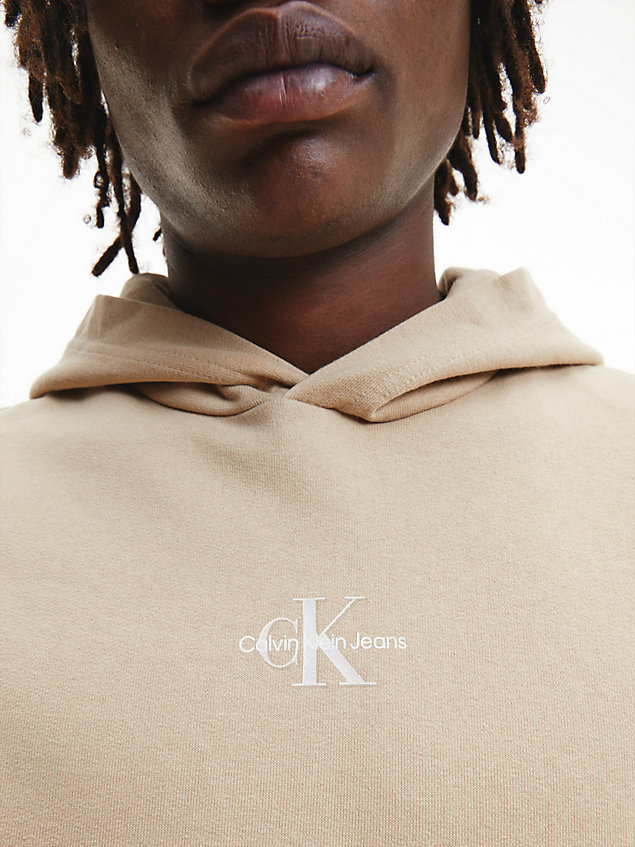 beige bluza z kapturem oversize z logo z tyłu dla mężczyźni - calvin klein jeans