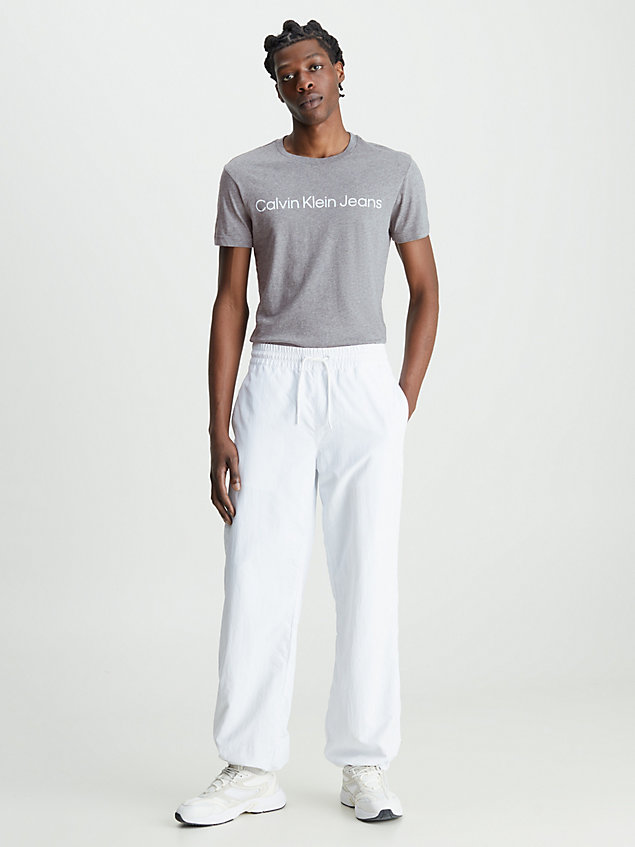 grey schmales logo-t-shirt aus bio-baumwolle für herren - calvin klein jeans