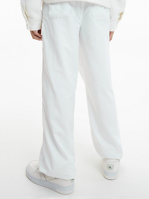white spodnie z szerokimi nogawkami z nylonu z recyklingu dla mężczyźni - calvin klein jeans