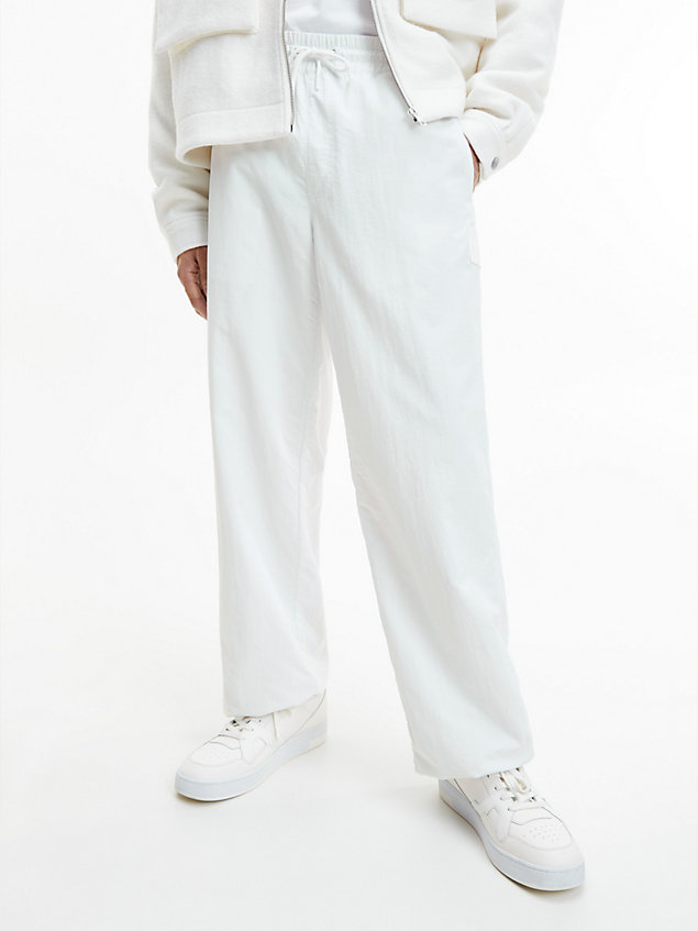 white spodnie z szerokimi nogawkami z nylonu z recyklingu dla mężczyźni - calvin klein jeans