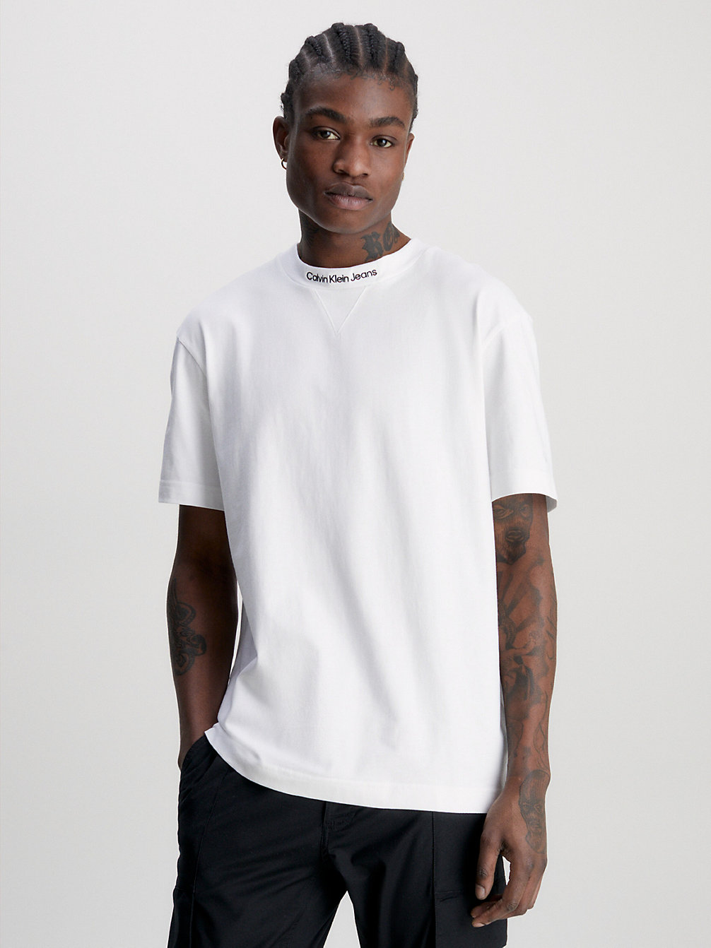 T-Shirt Con Logo Sul Colletto Taglio Relaxed > BRIGHT WHITE > undefined uomo > Calvin Klein