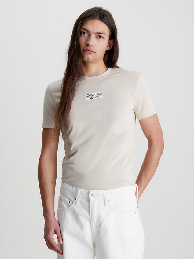 beige slim t-shirt met logo voor heren - calvin klein jeans