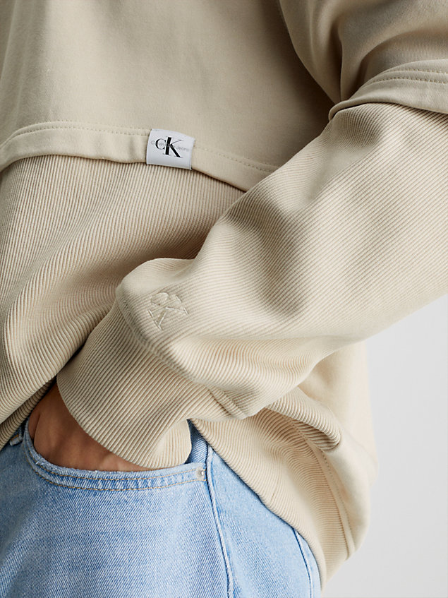 sweat-shirt relaxed en mélange de matières beige pour hommes calvin klein jeans