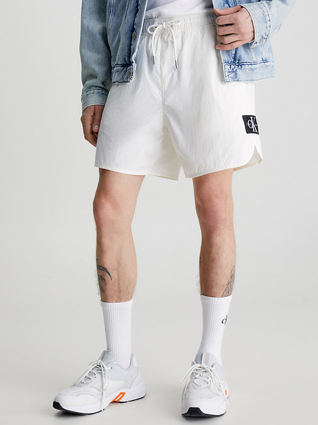 white shorts aus recyceltem nylon für herren - calvin klein jeans