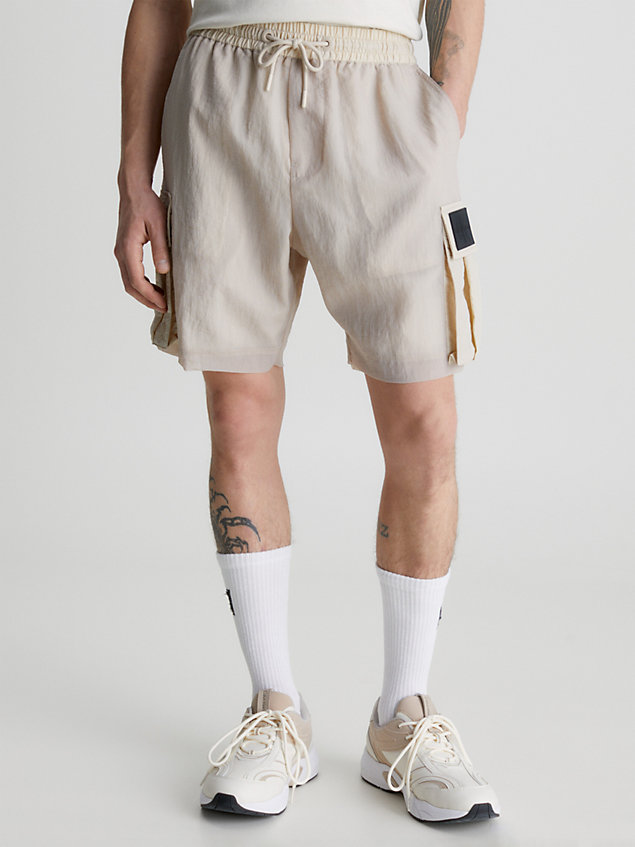 beige swobodne szorty bojówki z nylonową siateczką dla mężczyźni - calvin klein jeans