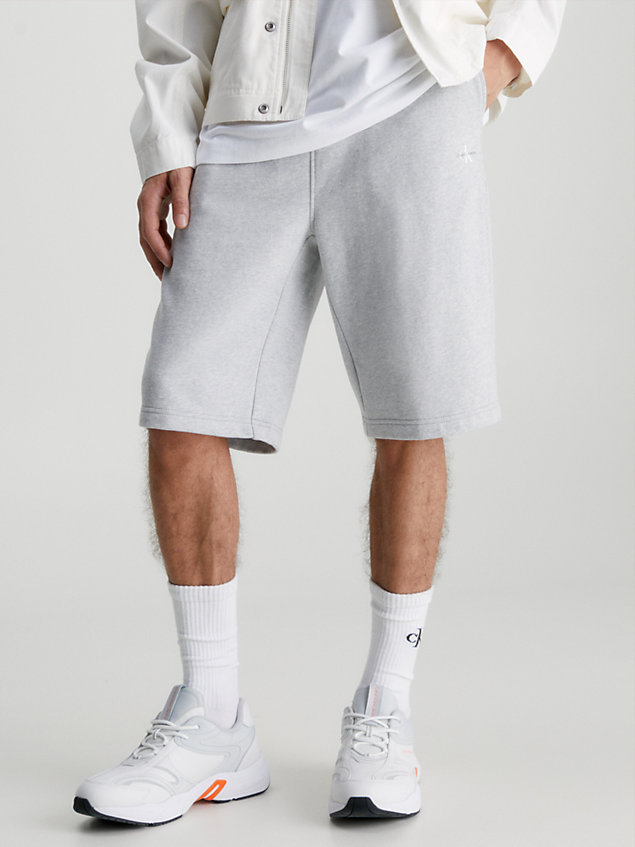 grey krótkie spodnie dresowe z monogramem dla mężczyźni - calvin klein jeans