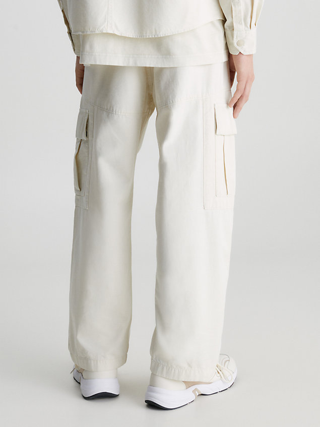 beige luźne bojówki z bawełnianego diagonalu dla mężczyźni - calvin klein jeans