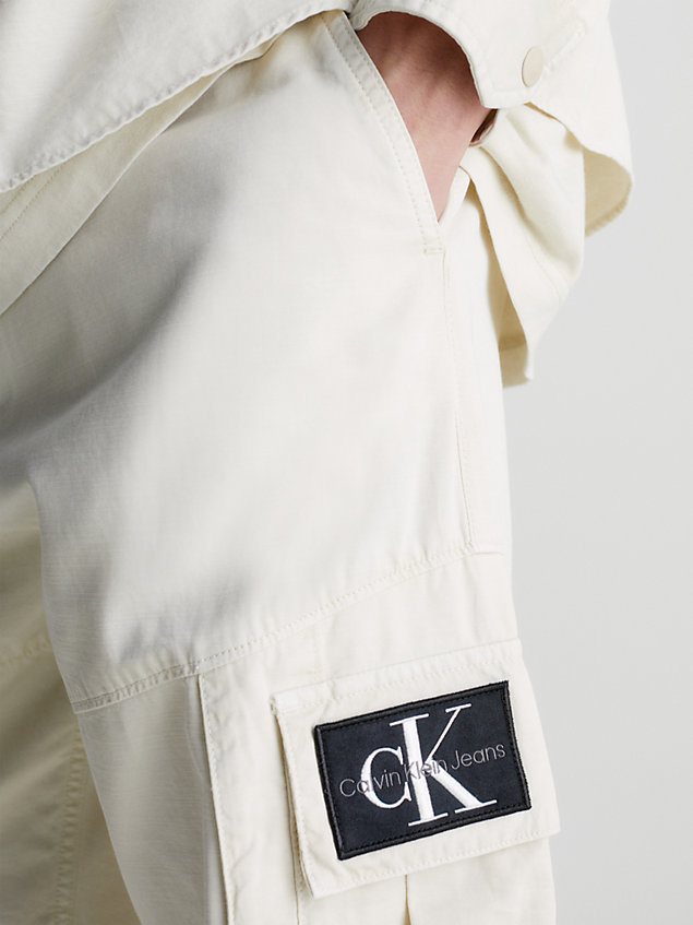 beige luźne bojówki z bawełnianego diagonalu dla mężczyźni - calvin klein jeans
