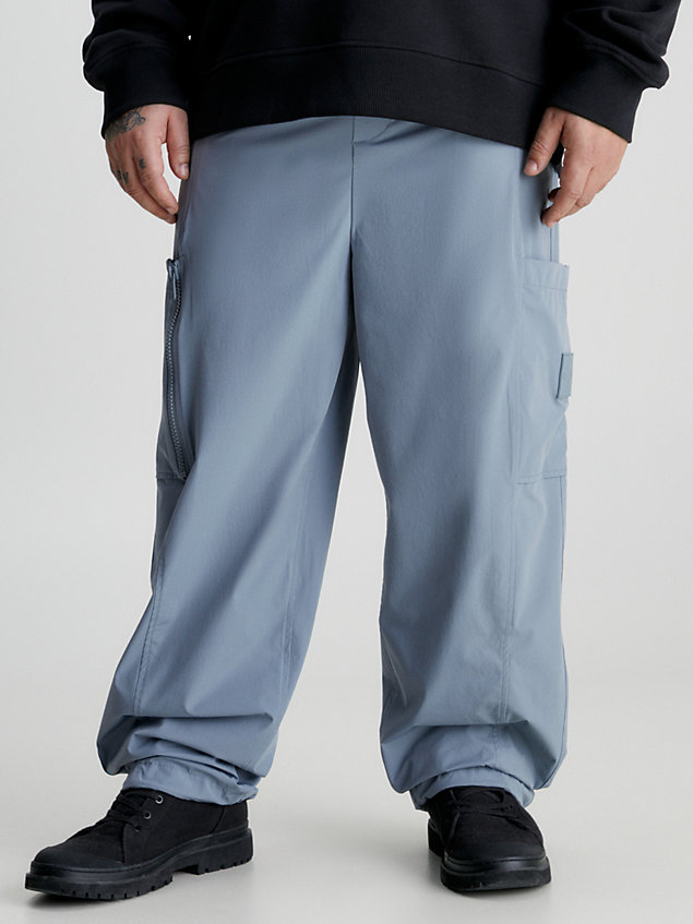pantaloni cargo gamba larga in tessuto riciclato grey da uomo calvin klein jeans