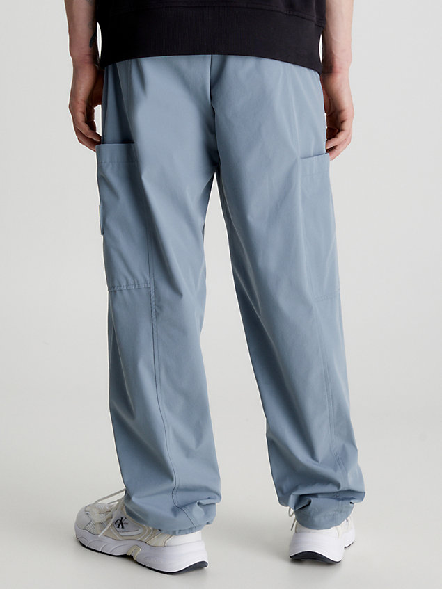 grey szerokie bojówki z przetworzonego materiału dla mężczyźni - calvin klein jeans